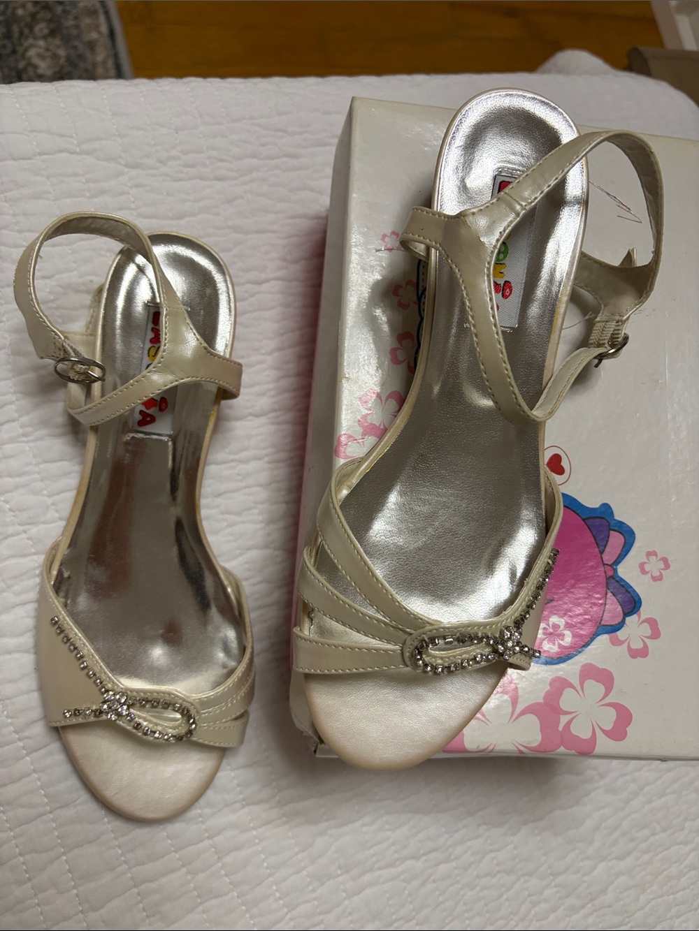 Lasonia Girls Beige Patent Low Heel Strappy Sandals Sz 4 Dress Shoes with‎ Box